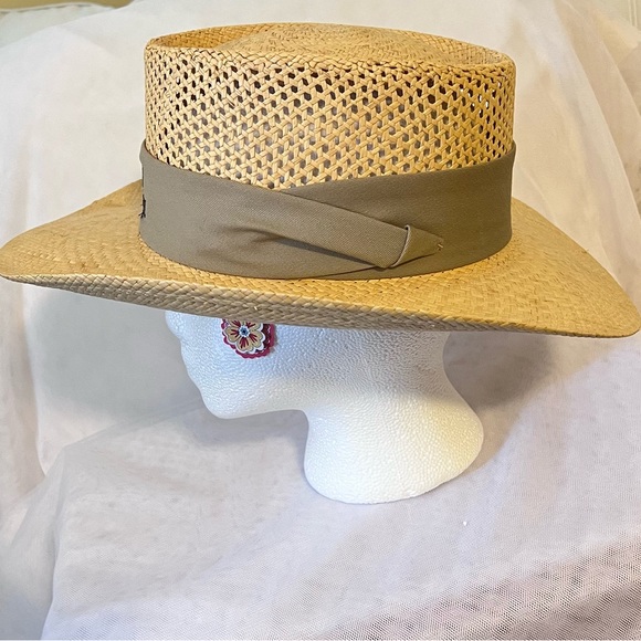 The iconic Bay Hills logo on the straw hat. Perfect for watching/playing golf. - Picture 2 of 3